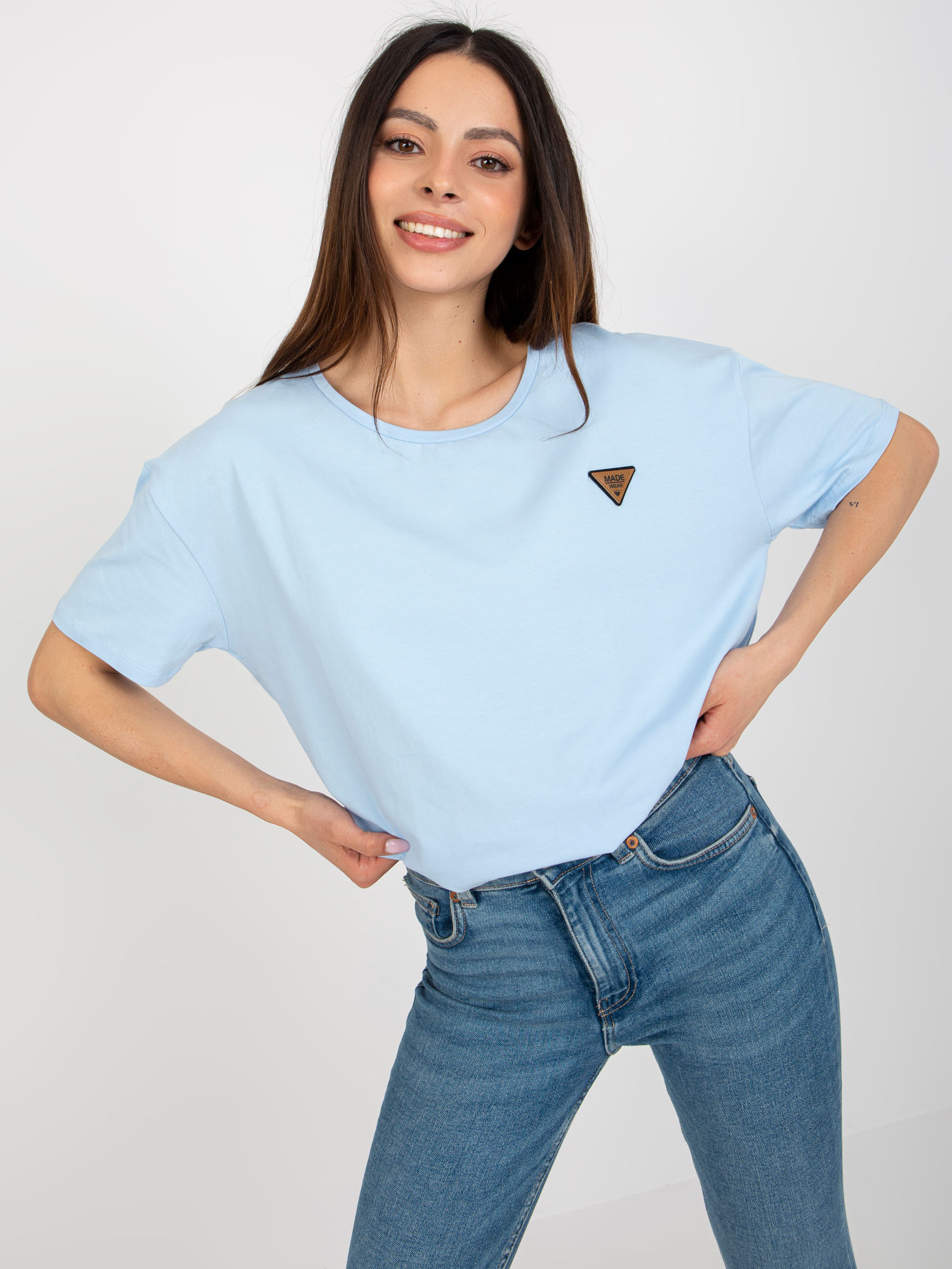 Jasnoniebieska bluzka oversize z naszywką
