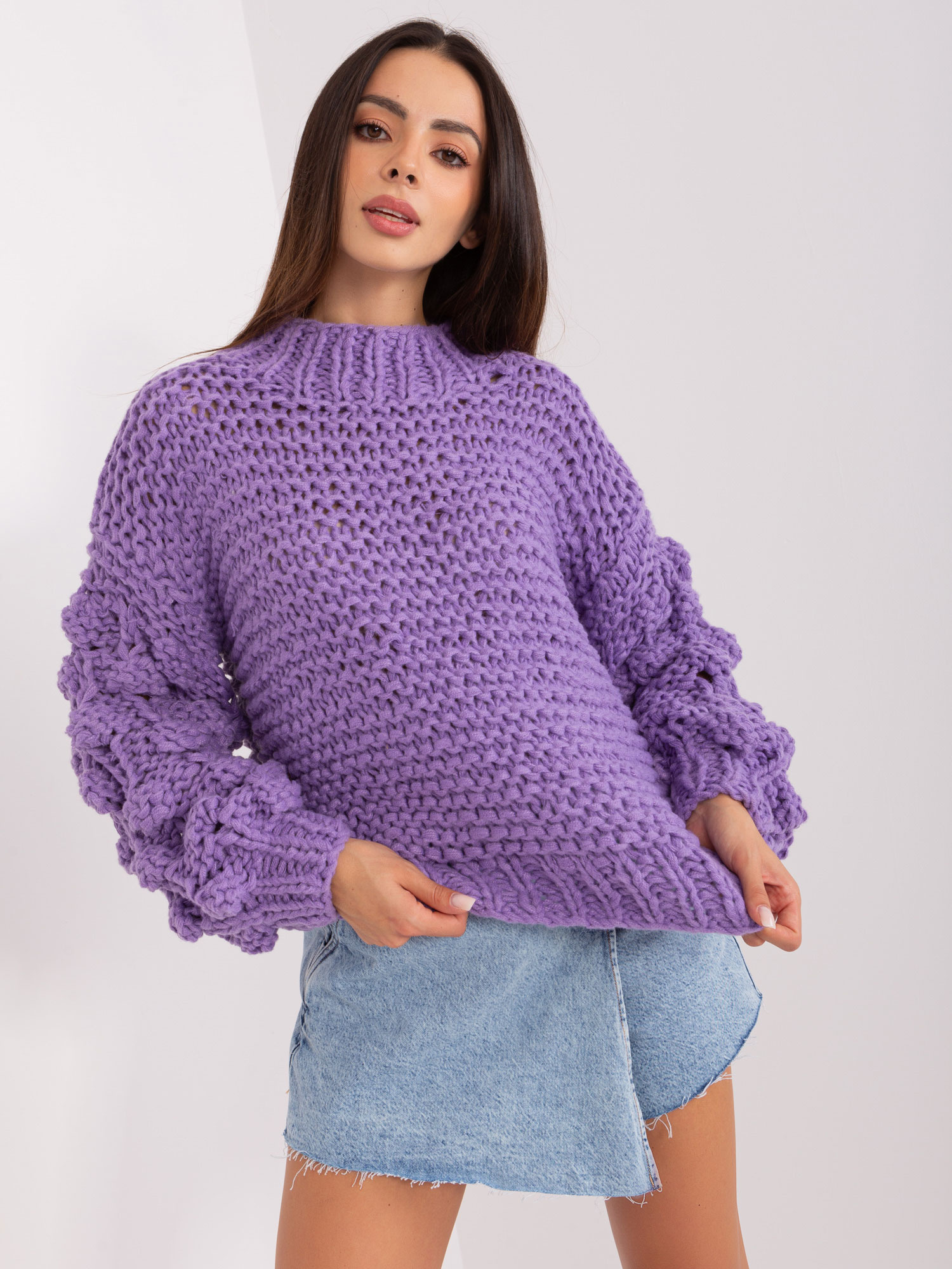 Hurt Fioletowy sweter oversize z bufiastym rękawem