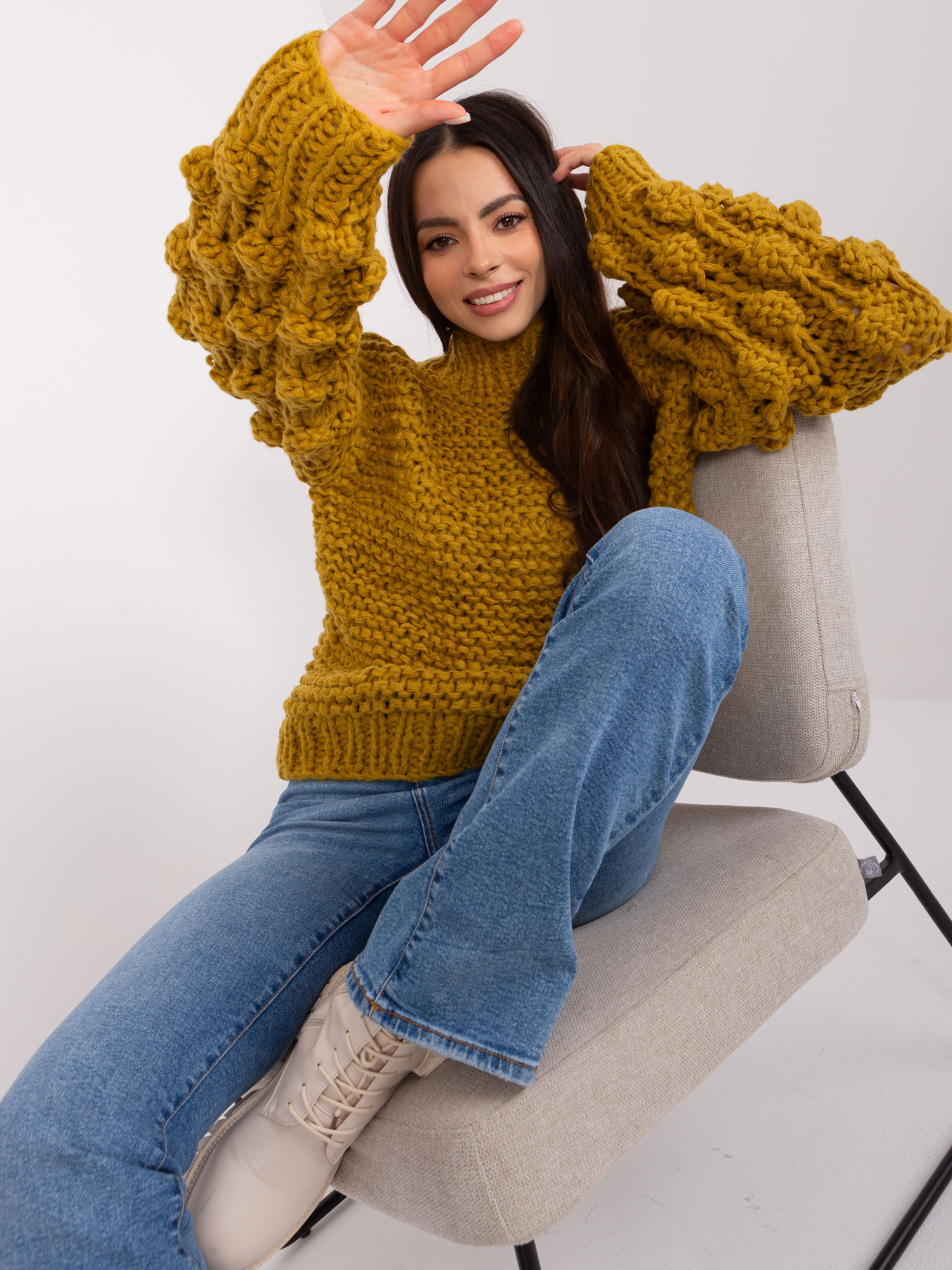 Oliwkowy sweter oversize z grubym splotem