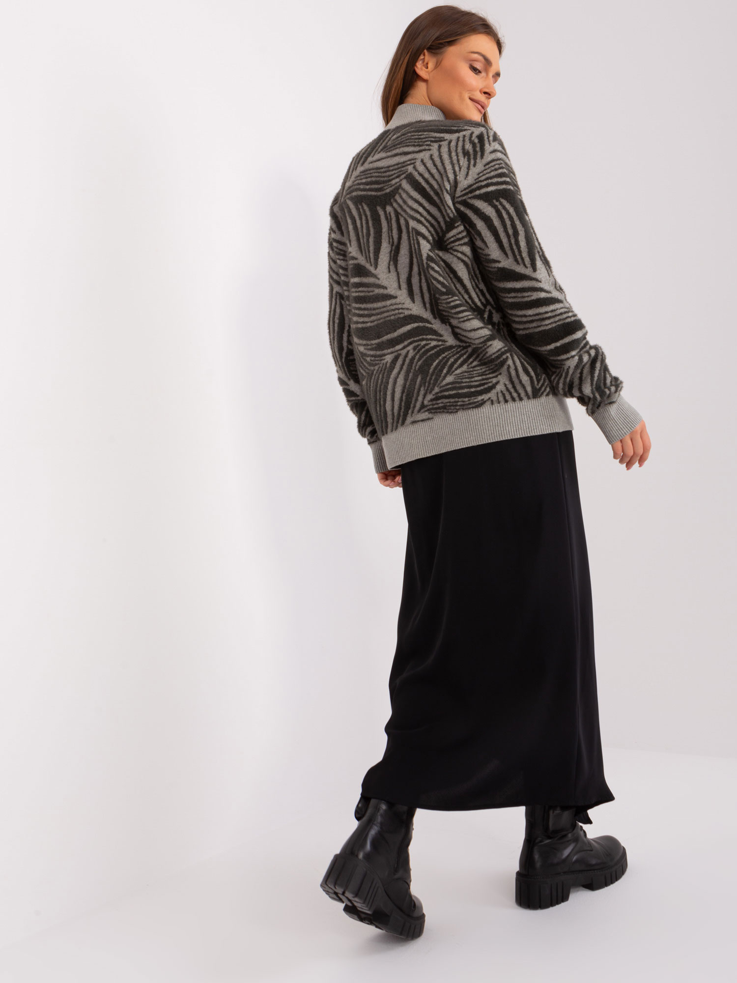Khaki damski sweter z golfem o kroju oversize