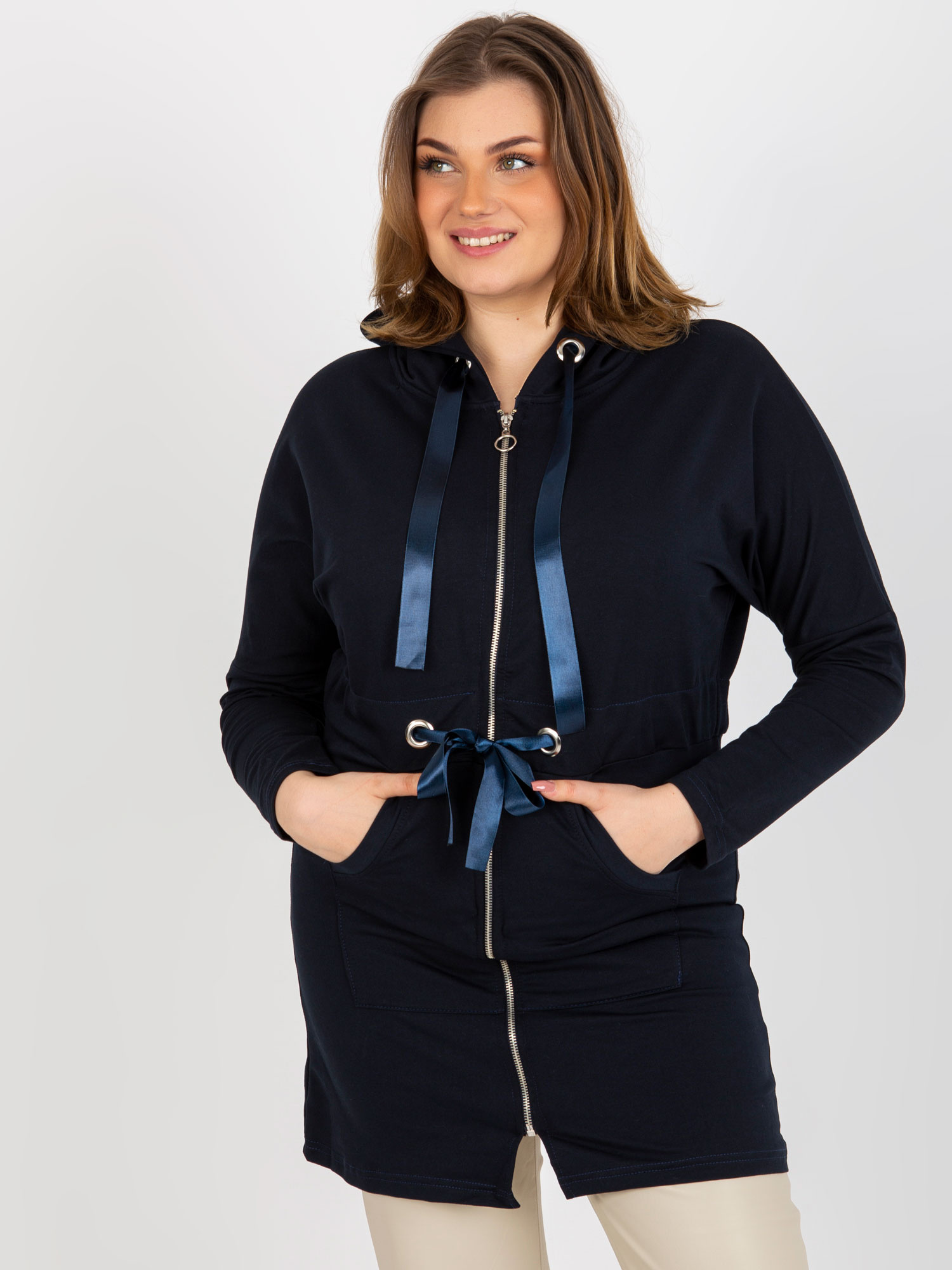 Granatowa długa rozpinana bluza plus size z kapturem