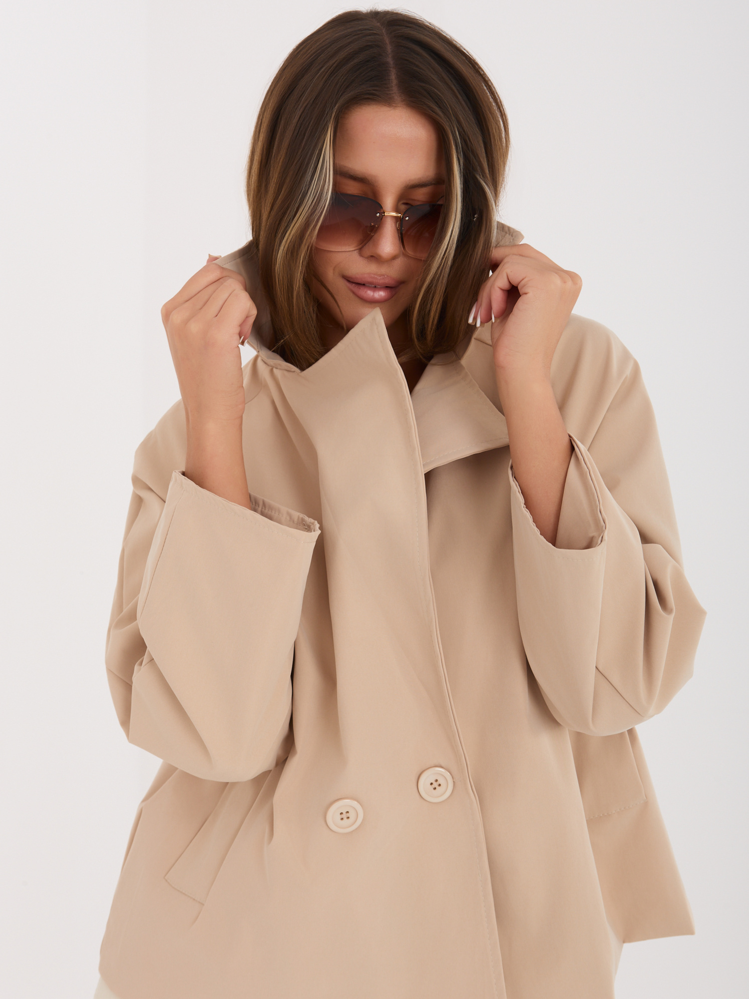 Camelowy płaszcz oversize z szerokimi rękawami RUE PARIS 