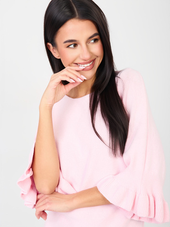 Jasnoróżowy sweter z falbankami przy rękawach