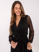 Schwarzes Abendkleid mit gebundenem Gürtel.