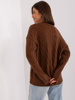 Hurt Brązowy sweter z warkoczami i ściągaczami 