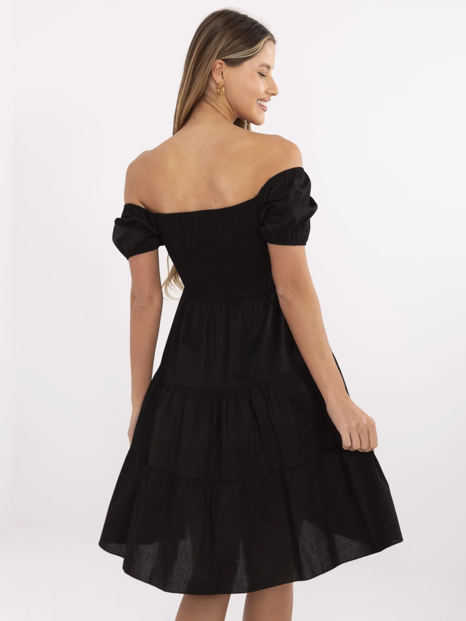 Schwarzes Sommerkleid mit kurzen Ärmeln.