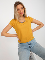 Dunkelgelbes kurzes Blusenshirt mit Halskette.