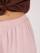 Jasnoróżowe muślinowe spodnie palazzo