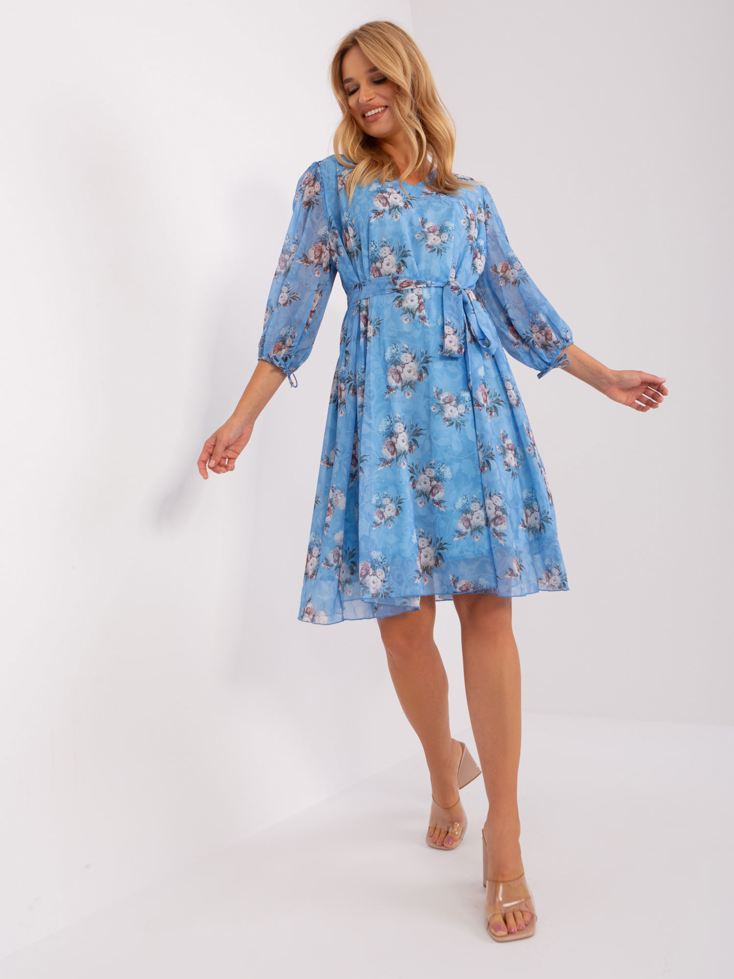 Niebieska sukienka oversize z nadrukiem w kwiaty