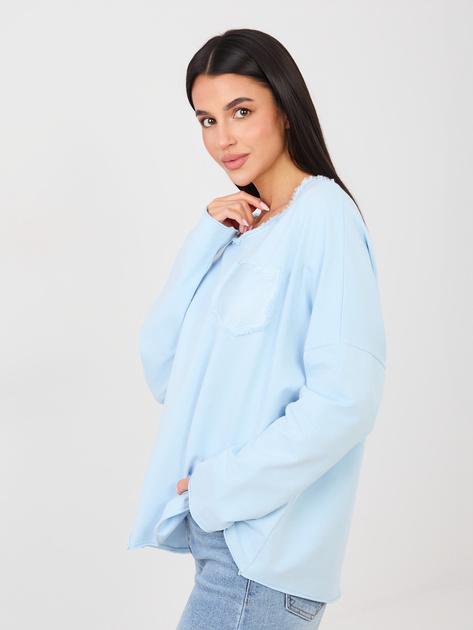 Jasnoniebieska bluzka z postrzępionymi szwami