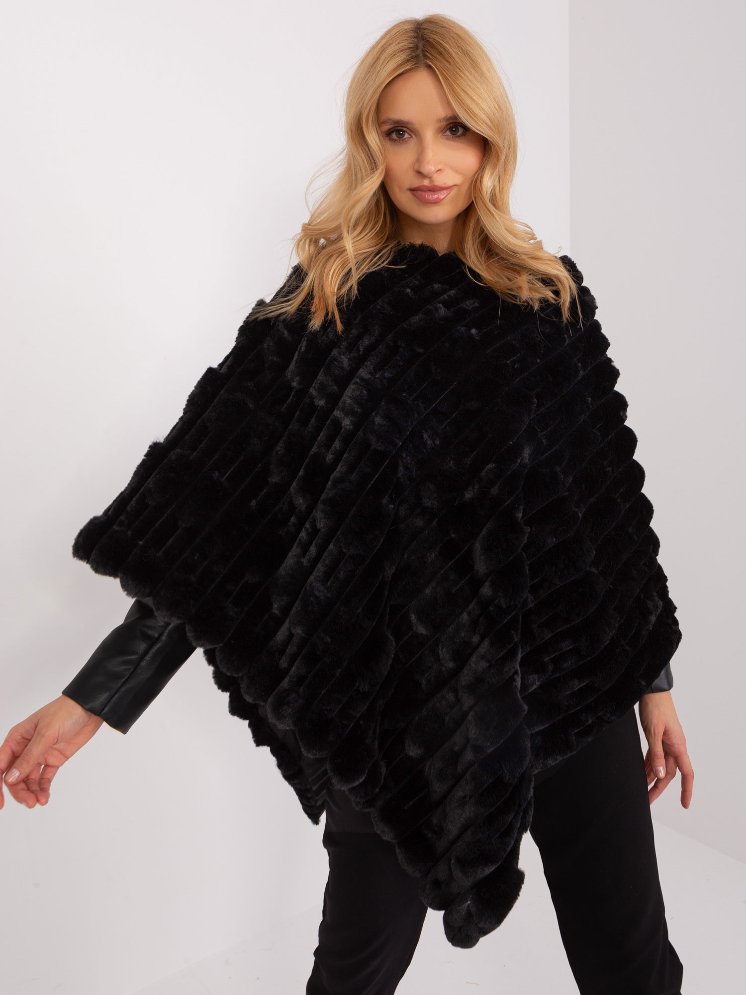 Hurtownia Czarne zimowe poncho damskie 