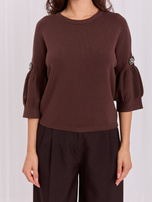 Brauner eleganter Pullover mit Applikationen an den Ärmeln.