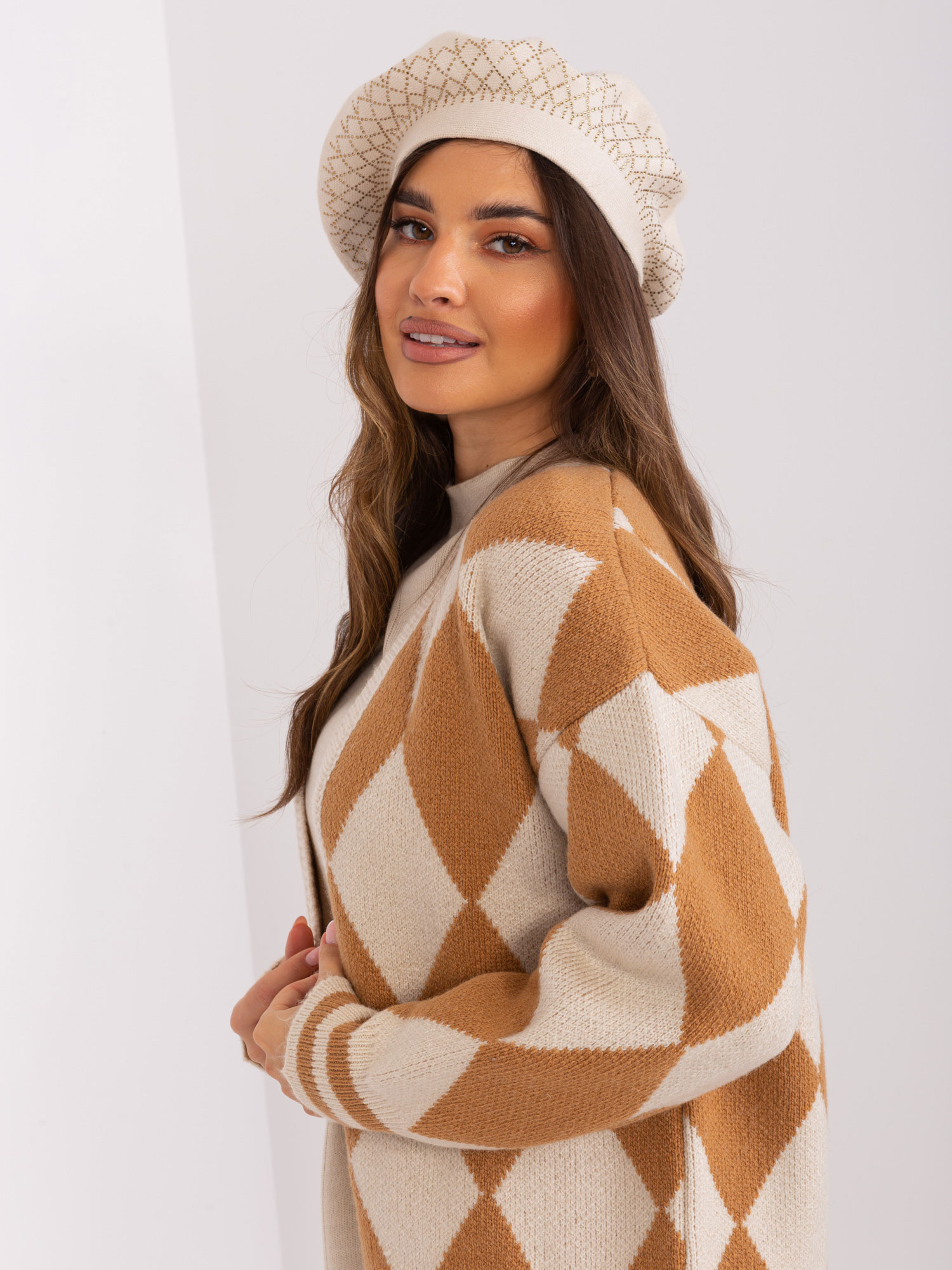 Jasnobeżowy sweter damski z aplikacją