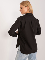 Großhandel Schwarze Damenbluse mit dekorativen Knöpfen.