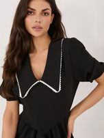 Czarna rozkloszowana sukienka z kołnierzykiem 