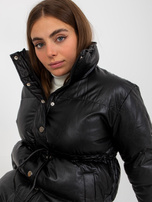 Hurtownia Czarna kurtka zimowa z eko skóry ze ściągaczami 