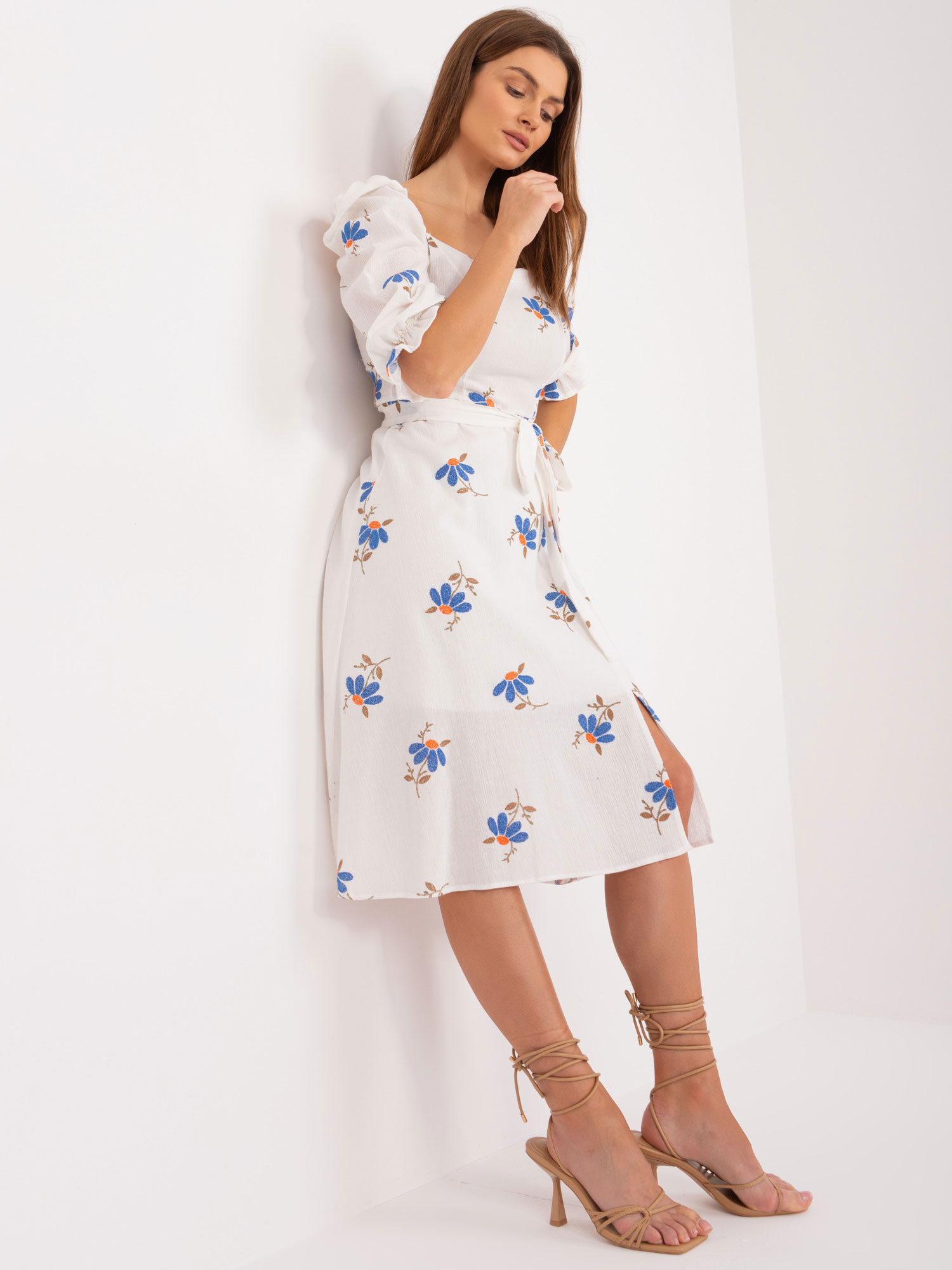 Hurt Ecru-blaues Blumenkleid mit Schlitz.