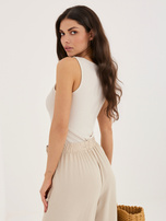 Jasnobeżowy prążkowany top z wiskozy