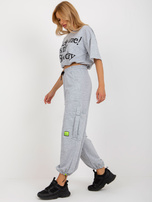 Hurt Szary damski komplet dresowy z krótką bluzką 