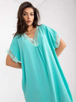 Miętowa luźna sukienka oversize z dekoltem w serek