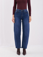 Tmavě modré dámské mom jeans s rovnou nohavicí.