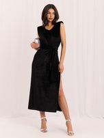 Czarna welurowa sukienka z poduszkami na ramionach