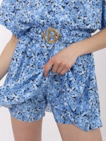 Niebieski damski kombinezon w drobne kwiatki