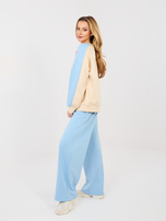 Pastelowy niebieski komplet z szerokimi spodniami
