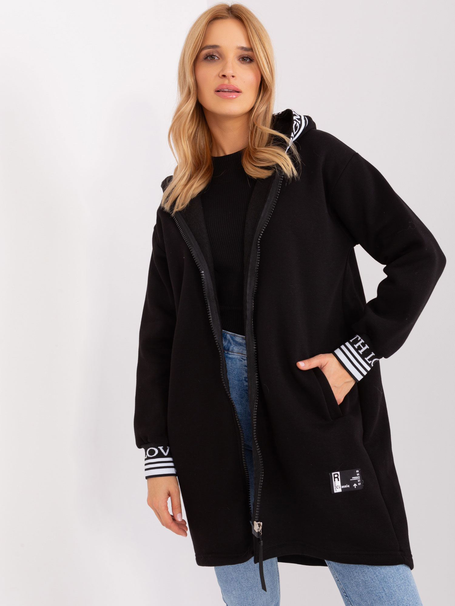 Czarna dresowa bluza rozpinana z kapturem