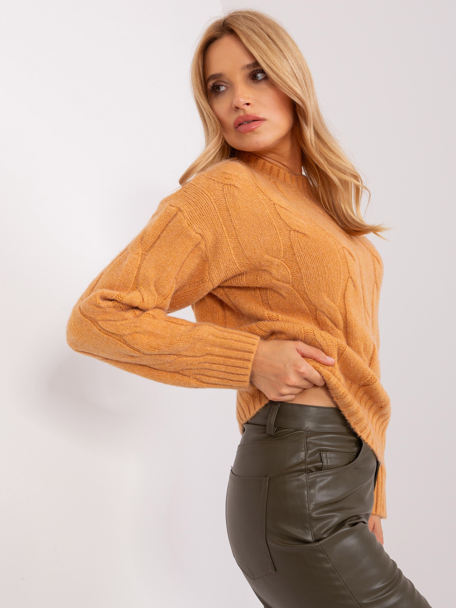 Camelowy sweter z dzianiny w warkocze