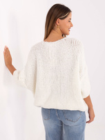 Ecrufarbener Damenpullover mit Alpakaanteil.