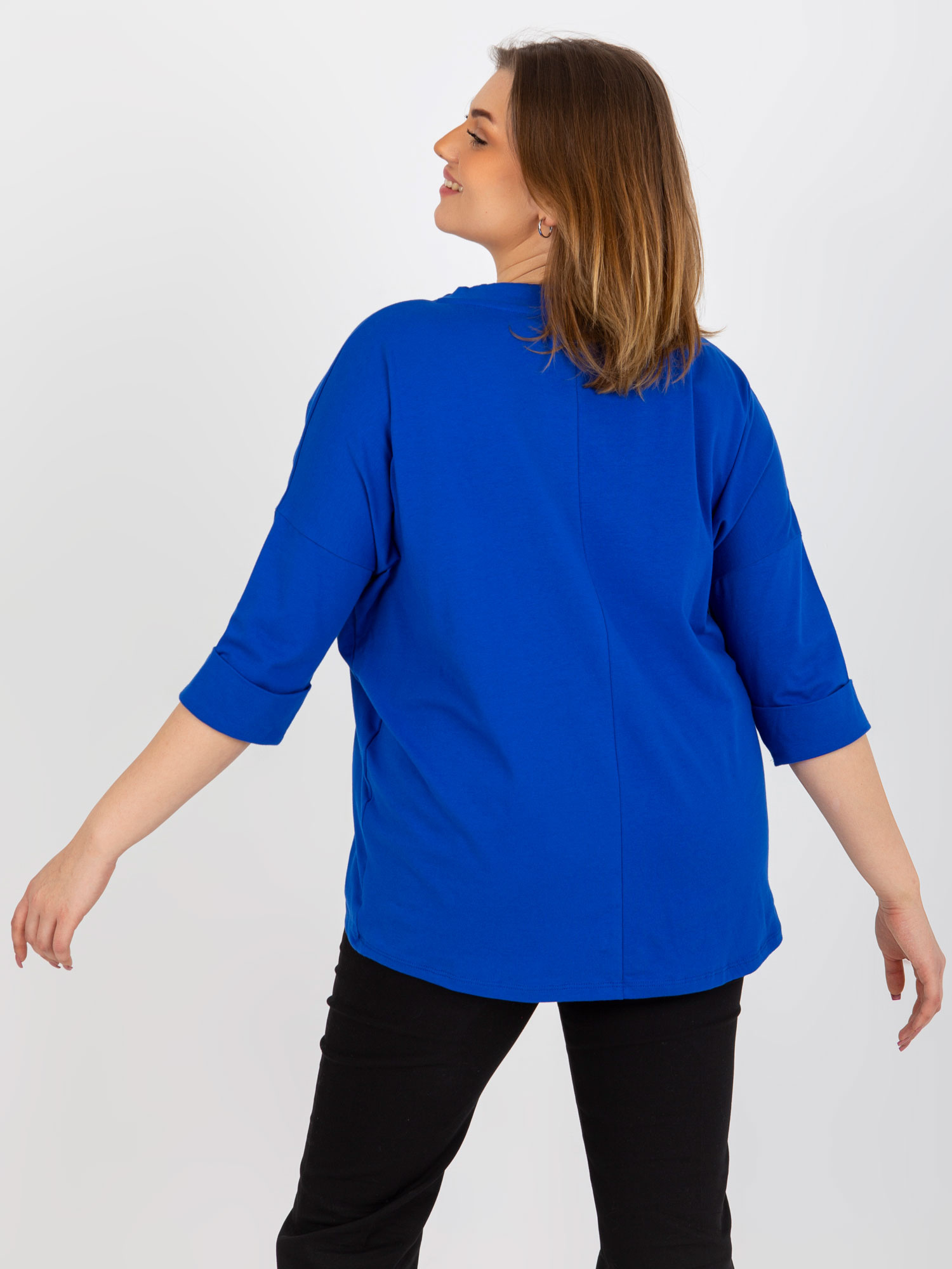 Hurtownia Ciemnoniebieska bluzka plus size z aplikacją 