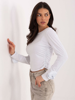 Biała damska bluzka z ozdobnymi różami