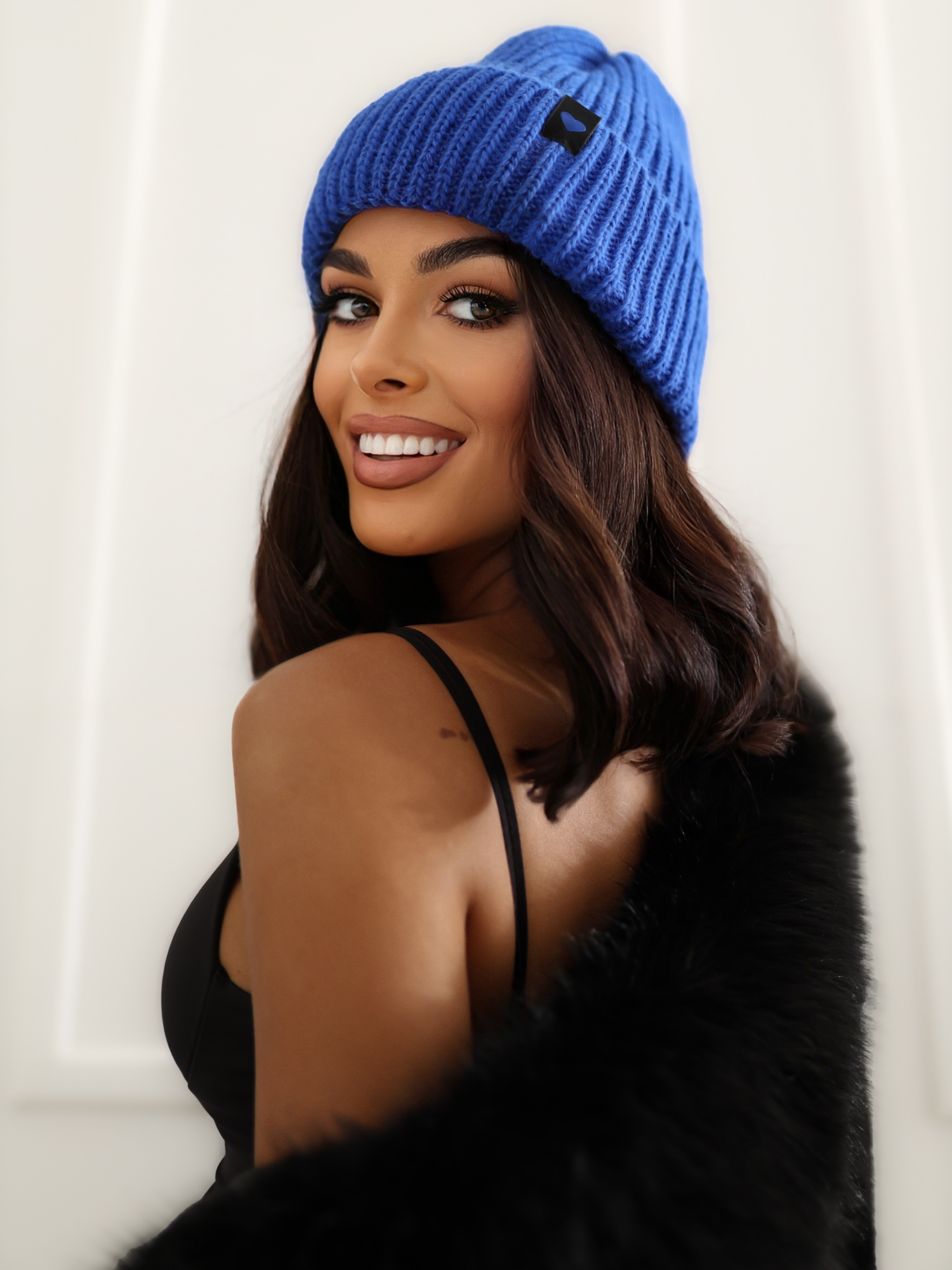 Niebieska zimowa czapka beanie z naszywką