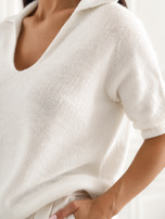Ecru dámsky sveter polo z nadýchaného úpletu.