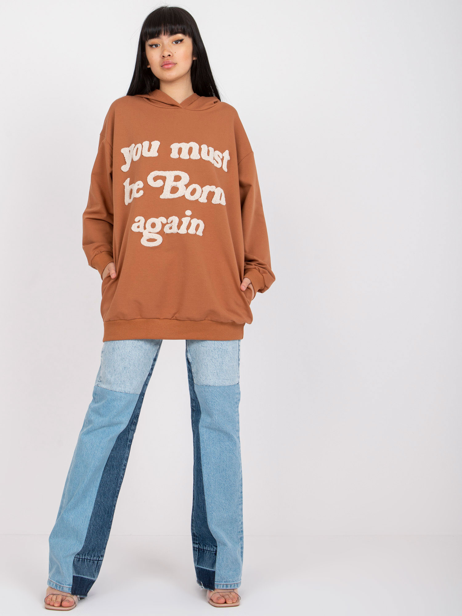 Jasnobrązowa dresowa bluza oversize z kapturem i napisami 