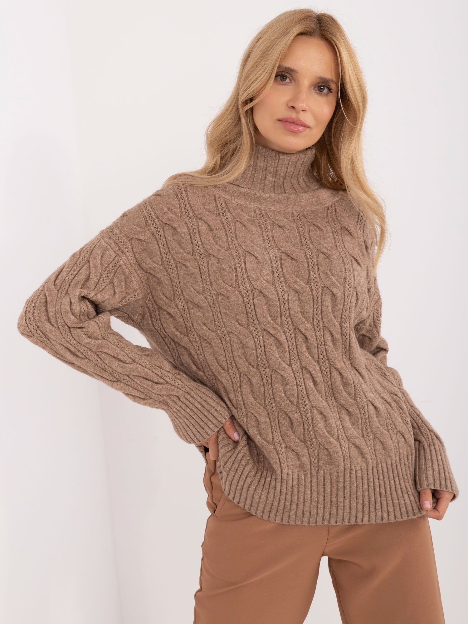 Sweter ciemny bezowy
