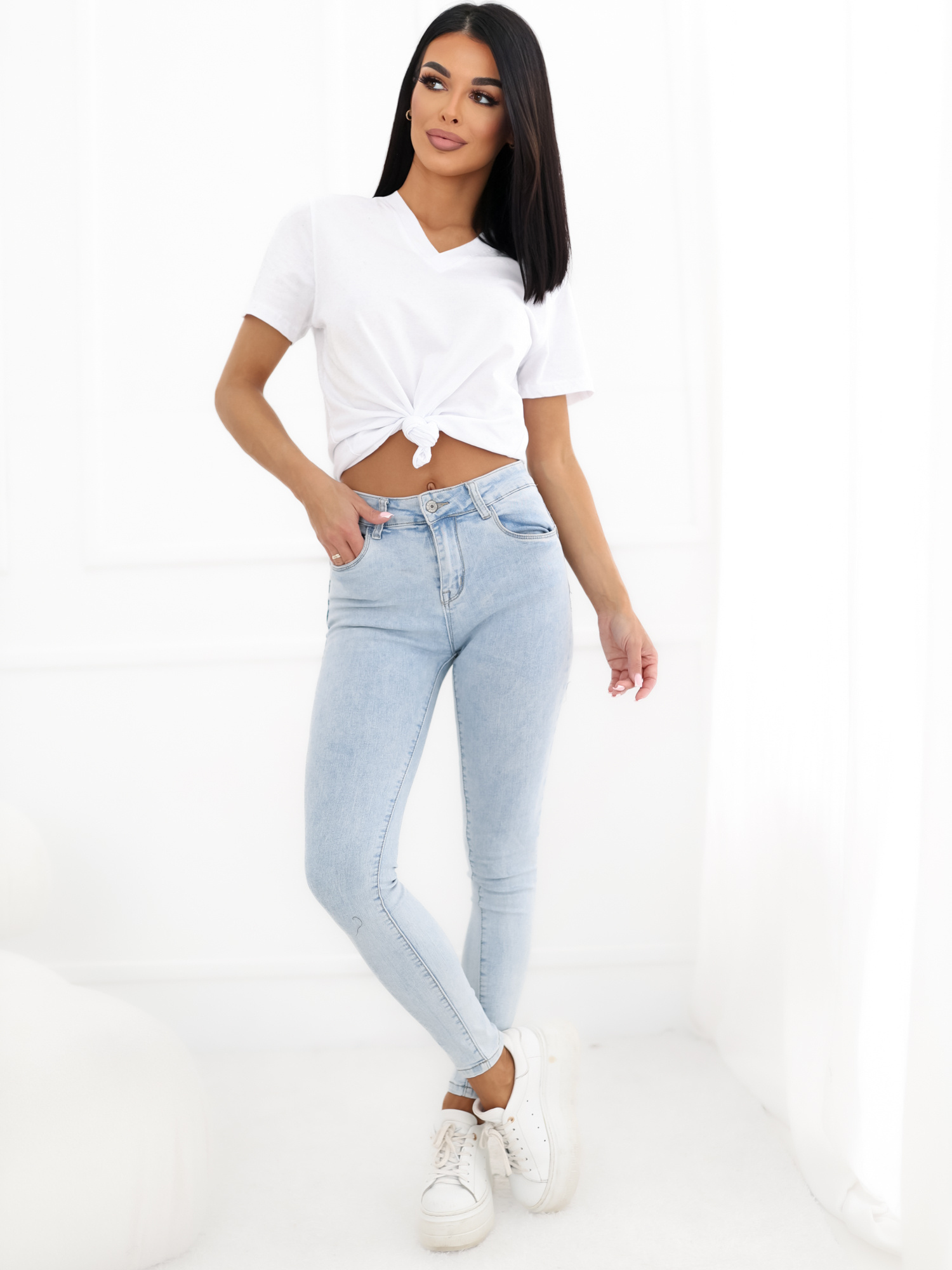 Biały damski t-shirt basic o klasycznym kroju