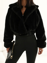 Schwarze kurze Pelzjacke mit Kragen.
