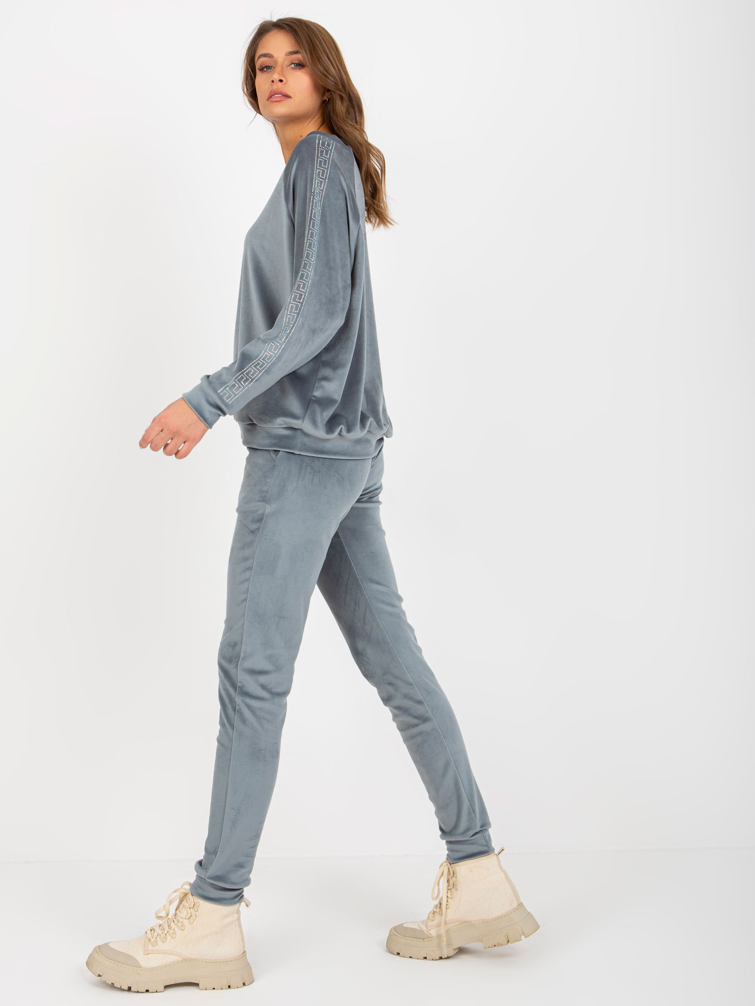 Hurt bräunlich-blau Damen Velours-Set mit Applikation.