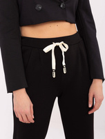 Hurtownia Czarne dresowe spodnie z zakładkami 