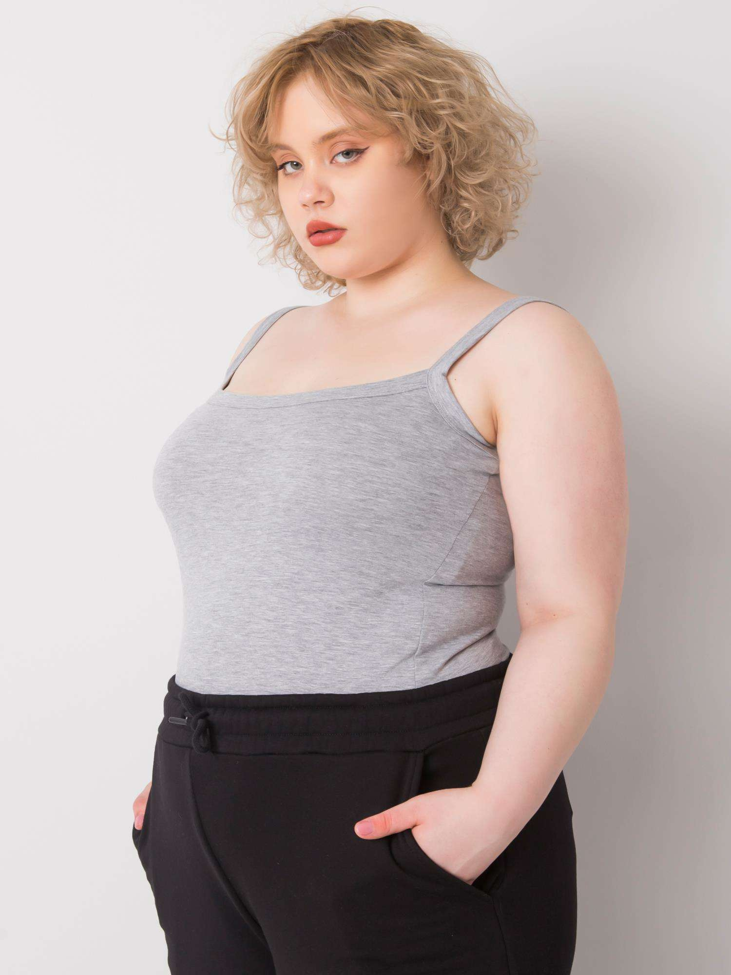 Šedý top plus size na ramínkách Scarlette.