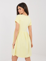 Pastelowa żółta letnia sukienka z krótkim rękawem RUE PARIS 