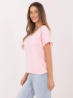 Jasnoróżowa damska bluzka oversize z krótkim rękawem