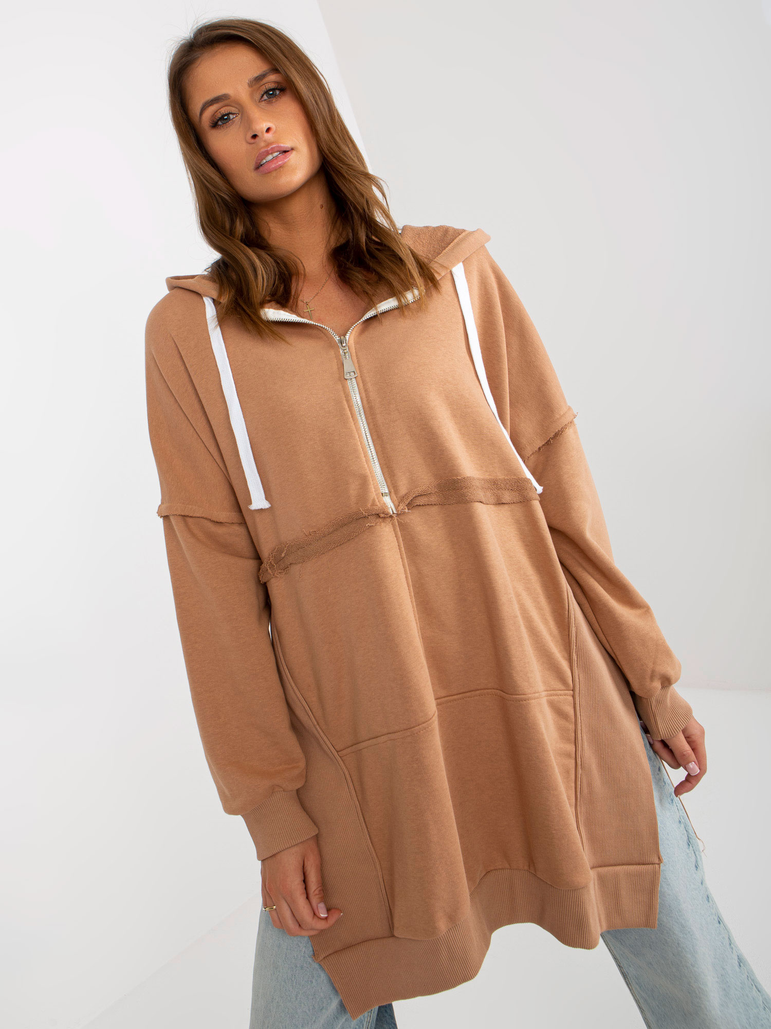 Hurt Camelowa długa bluza oversize z kapturem i rozcięciami