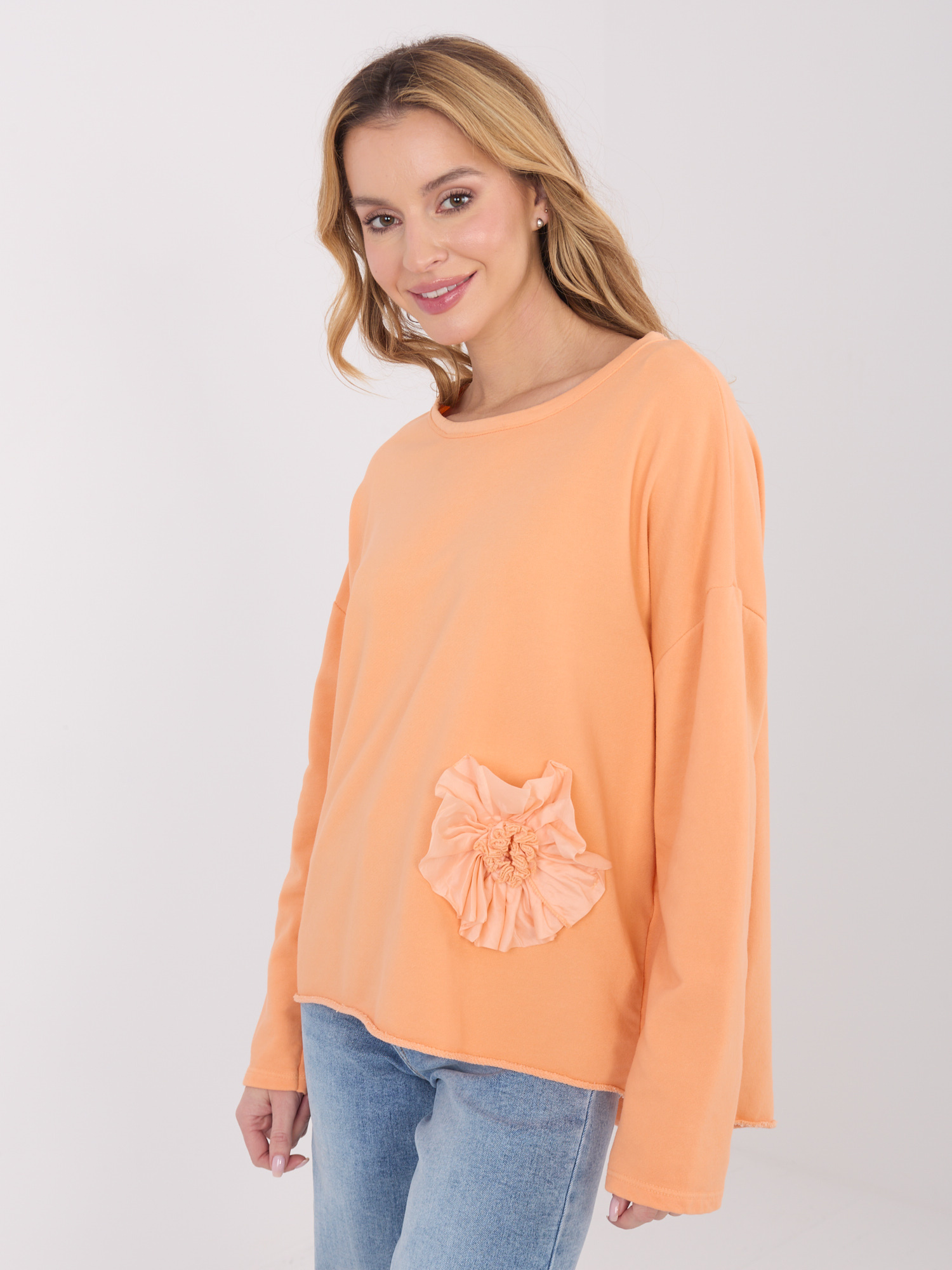 Světlě oranžová oversized mikina bez kapuce.