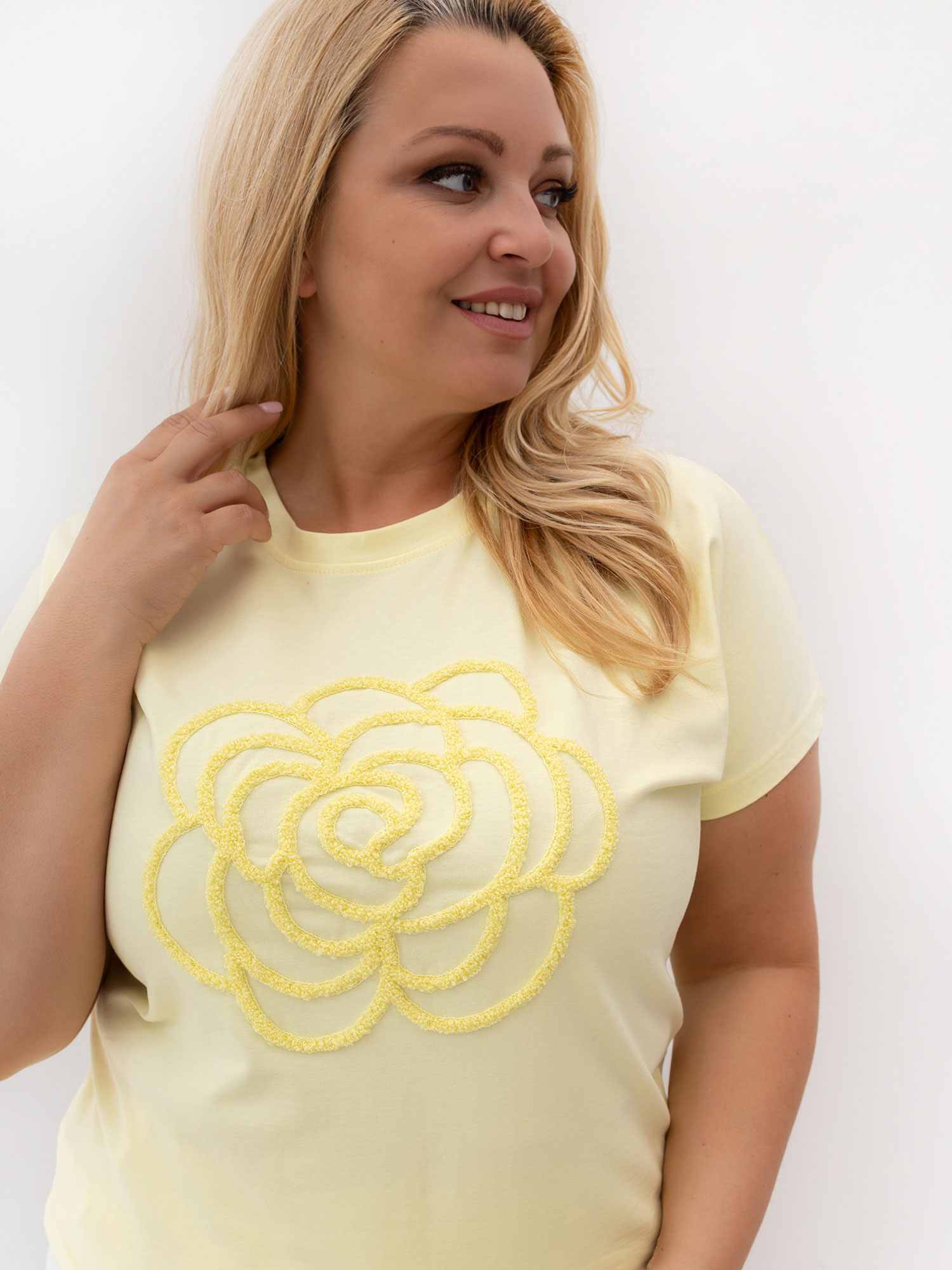 Jasnožuti t-shirt plus size s cvjetnim motivom.