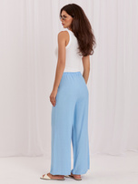 Himmelblaue Sommerhose mit weitem Bein.