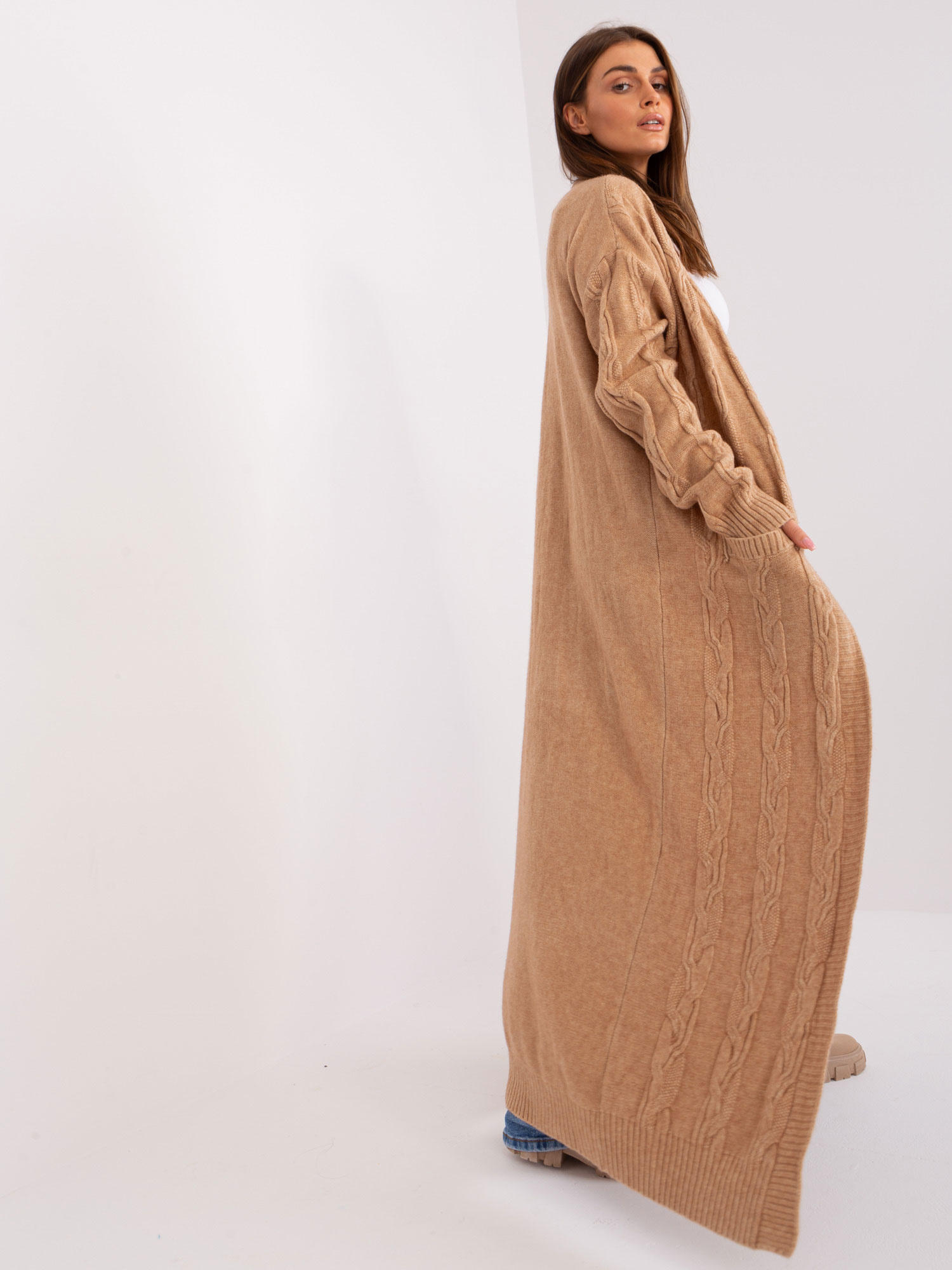 Großhandel Camel-farbener langer Cardigan mit Zöpfen.