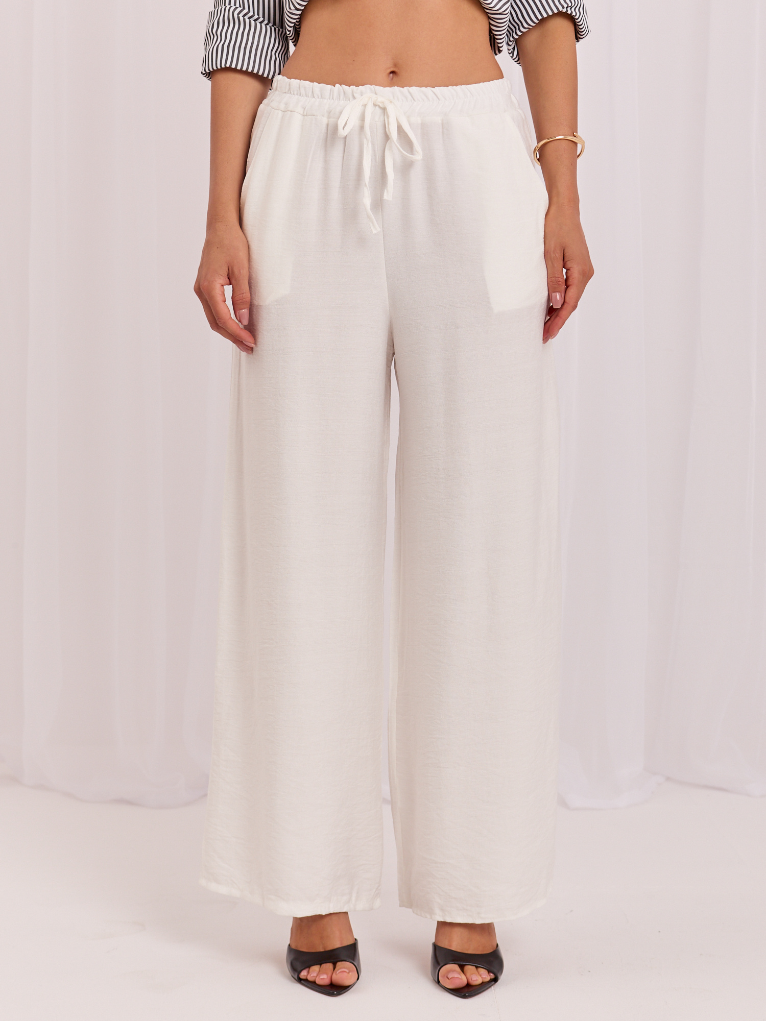 Ecru wide pants with pockets.